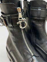 Strategia anfibio vitello nero con piercing