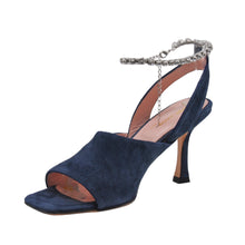 Sandalo in camoscio e cinturino gioiello