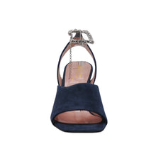 Sandalo in camoscio e cinturino gioiello