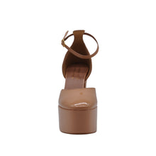 Scarpa con tacco e plateau in vernice