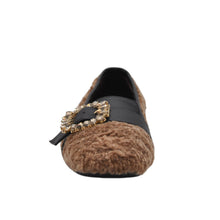 Ballerina in pelliccia e fibbia