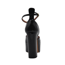 Scarpa con tacco e plateau in vernice