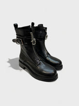 Strategia anfibio vitello nero con piercing