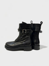 Strategia anfibio vitello nero con piercing